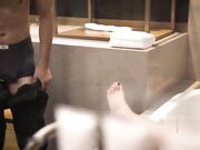 美少妇寂寞难耐洗澡时被司机偷看后竟直接把他叫进来吃鸡巴啪啪