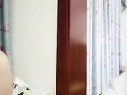 道具把骚逼玩弄得淫水直流，被大哥暴力草嘴口交深喉
