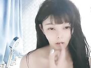 喜欢舔弄鸡巴享受小哥的舔逼服务，主动上位呻吟表情很骚