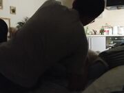 清纯水嫩的大学美女被猥琐眼镜男带回出租屋用超大振动棒搞得淫水直流