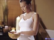 极品乌克兰美女模特克鲁兹催情推油性按摩坚挺大波胸推爽滑肉棒阴部磨蹭进入