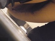 牛人潜入商场隔板女厕侧拍几个颜值不错的美女人美逼嫩