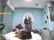 精品酒店偷拍气质漂亮的大学美女被中年男第一次操爽后又吃硬鸡鸡坐在上面说：还想要,你好厉害,把逼都操开了!