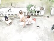 风骚的大姐勾搭两个院里乘凉的大爷玩起了3P，小院里脱光轮流伺候两大叔