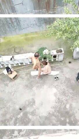 风骚的大姐勾搭两个院里乘凉的大爷玩起了3P，小院里脱光轮流伺候两大叔