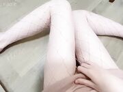 少女小E一个人在家自慰
