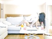 沙发啪啪还是人妻最懂男人，做爱投入配合一脸陶醉表情