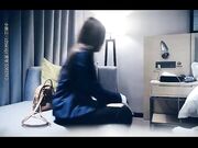 红唇花臂妹子啪啪，舔奶口交一字马张开双腿按着操