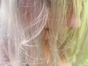 穿着装满精液的内裤逛公园婊子 Eva Elfie 挨肏后，穿着装满精液的内裤