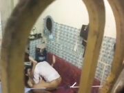 窗外偷窥工友强子哥和他媳妇啪啪这骚货还真臭美干着还照镜子