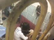 窗外偷窥工友强子哥和他媳妇啪啪这骚货还真臭美干着还照镜子