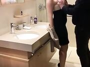 性感妖艳的女秘书,叫到卫生间强行怒操很是满足