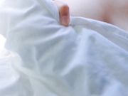 美少女软软趴在床单上火车露点自慰 不怕旁边旅客醒了被强操吗