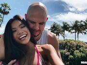 淘气的 Vina Sky 给 JMac 深喉吸屌是最美妙的生日享受