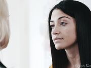 棕髮宝贝emily Willis用力操她的未婚夫