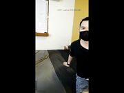 被两个没见过女人的黑哥压在身下蹂躏 揉奶子舔逼