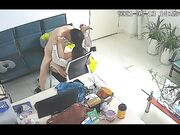 黑客破解摄像头 公司女财务和经理经常趁着没人在办公室沙发和椅子上偷情