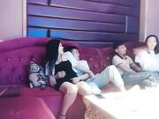 KTV深夜叫了两个妹子玩4P翘起屁股后入撞击