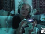 气质美女正在玩游戏男友过来又是让口交又是猛操 边玩游戏边被草 最后被颜射