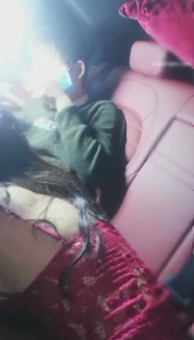 特别会淫叫超骚女主播豪车里直播各种挑逗与小鲜肉狼粉车震啪啪啪哇塞射了好多精液对白清晰