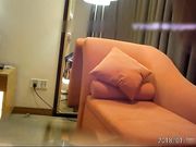 土豪约约酒店约操汽车展会上认识的175CM性感高挑美女模特,情趣旗袍装狠狠爆操,从床上干到沙发上2人一起高潮!