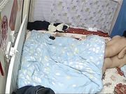 真实自拍-性感漂亮的大胸美女被老公边操边玩手机不知说了什么突然拿个超大电动鸡巴插的大叫后又狠狠操她!