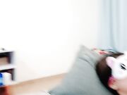 粉穴嫩妞边特写美穴边插嘴翘起屁股按着抽插